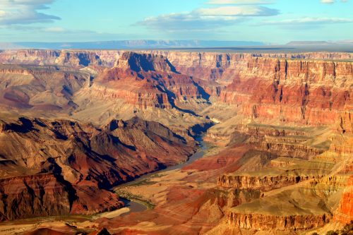 Aussicht im Grand Canyon Nationalpark mit dem Colorado River im Hintergrund