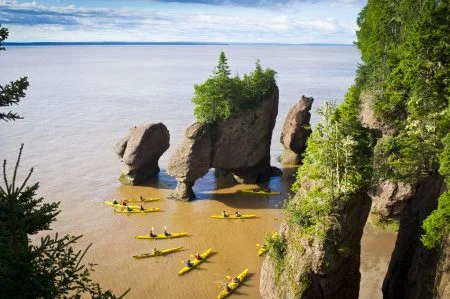 Kayaking bei den Hopewell Rocks, New Brunswick