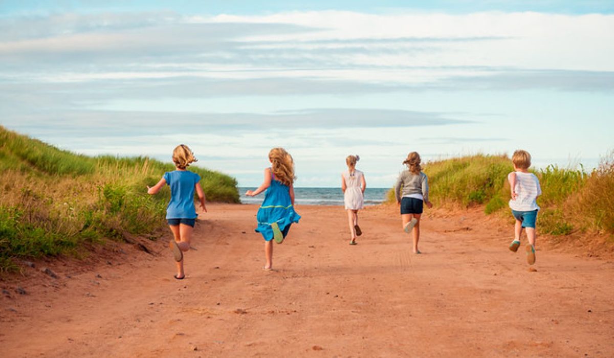 Kinder am Strand © Tourism PEI Heather Ogg