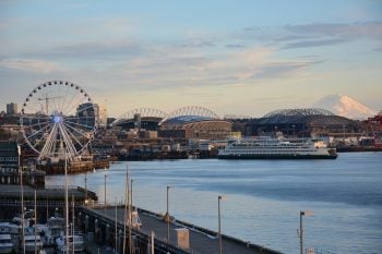 Seattle Skyline mit Lumen Field und Mount Rainier im Hintergrund