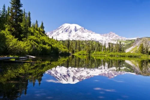 spiegelnder Mount Rainier im Bench Lake