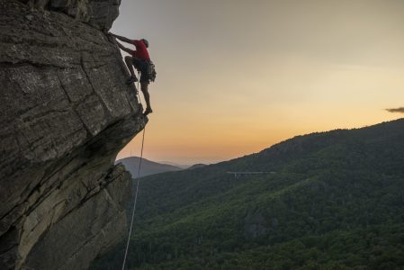 Klettern bei Sonnenuntergang am Ship Rock