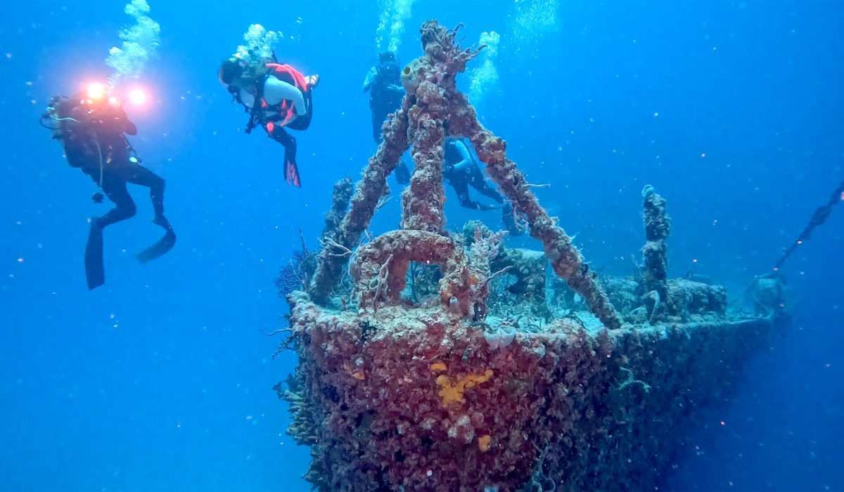 Taucher beim Naval Landing Ship Dock, Key Largo, credits Frazier Nivens/Florida