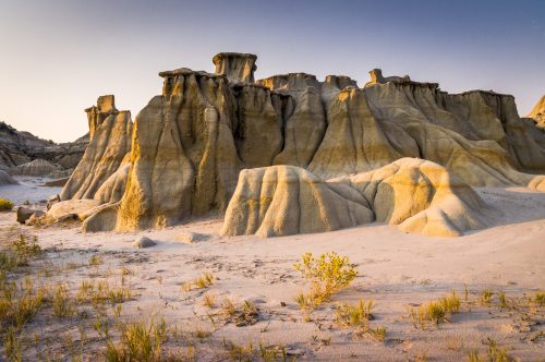 Sonnenuntergang bei den Hoodoos im Theodore Roosevelt Nationalpark
