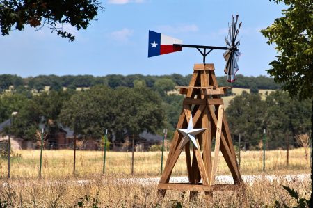 Windrad auf einer Ranch in Texas
